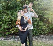 Carlos Correa y su esposa Daniella Rodríguez publicaron esta foto para anunciar el nuevo embarazo.
