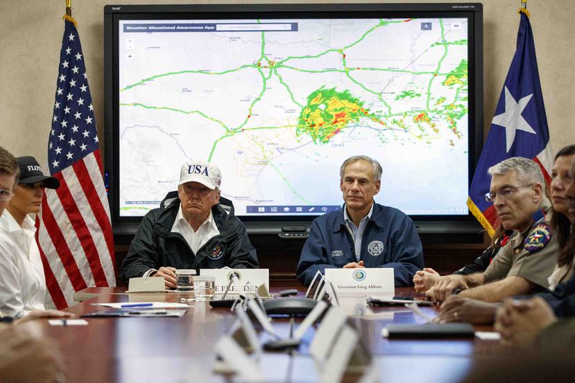 Foto de archivo en la que el presidente Donald Trump, acompañado por el gobernador de Texas Greg Abbott, habla durante una sesión informativa sobre los esfuerzos de socorro del huracán Harvey. (AP)