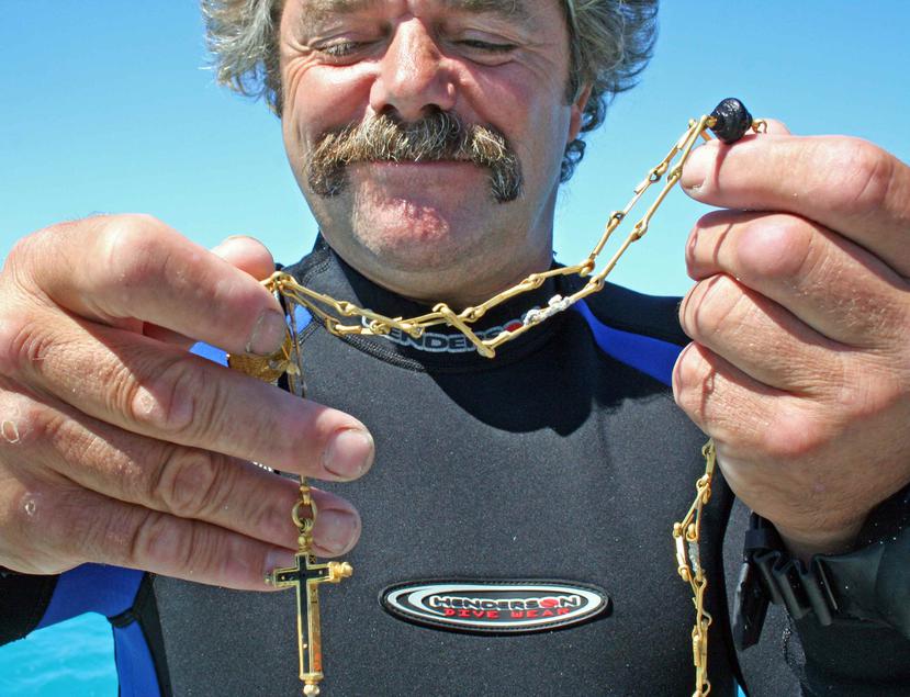 Un buzo de la expedición del cazatesoros Mel Fisher muestra uno de los objetos rescatados del naufragio.