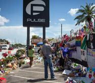 Tras el ataque ocurrido hace cinco años, los ciudadanos rindieron homenaje a las víctimas en los alrededores de la discoteca Pulse.