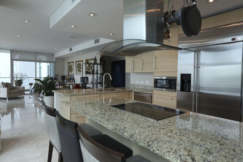 El apartamento fue diseñado con pisos de mármol, mientras que la cocina ostenta topes en granito.