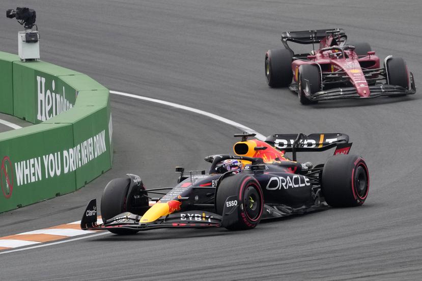 Max Verstappen, de Red Bull, lidera a Charles Leclerc, de Ferrari, durante la carrera del pasado domingo.