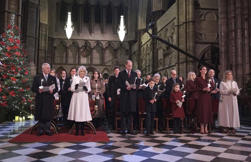 En primera fila, el rey Charles III y la reina Camilla junto a los príncipes de Gales, sus hijos y Sophie, condesa de Wessex durante el evento navideño.