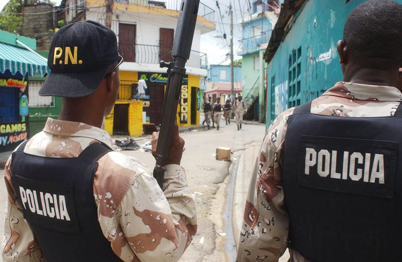 Miembros de la Policía dominicana vigilan los barrios de Capotillo y Cristo Rey, en Santo Domingo. (EFE)