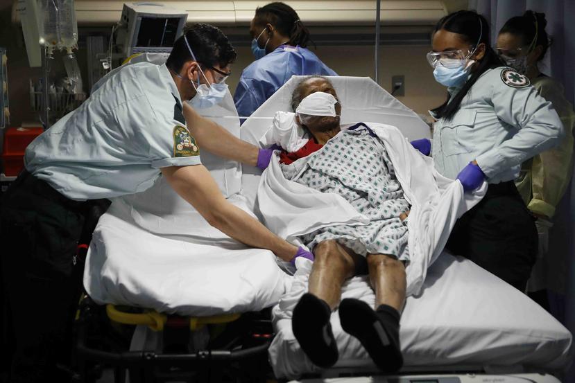 Personal de emergencias deja a un paciente en una cama en una sala de urgencias en el hospital St. Joseph’s después de transportarlo desde una casa para ancianos en Yonkers, Nueva York. (AP)