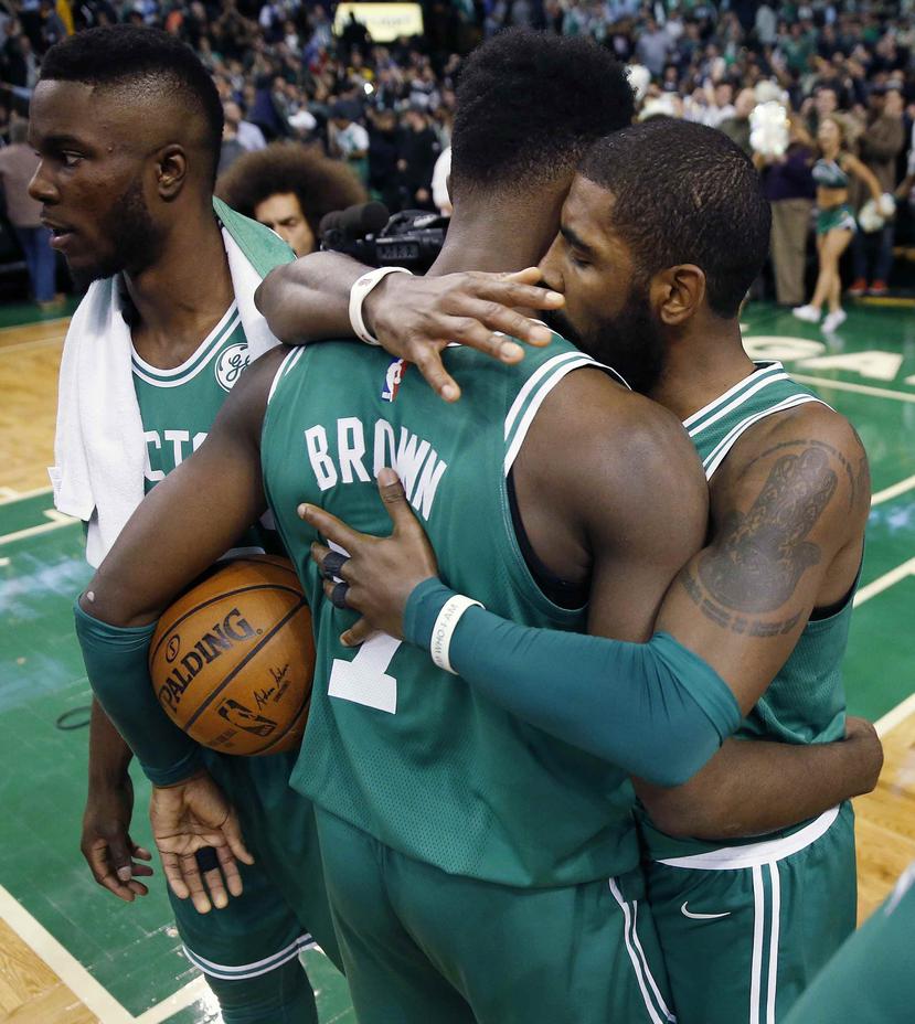 Kyrie Irving (de frente) y Jaylen Brown han sido dos de las piezas claves en el gran desempeño de los Celtics de Boston. (AP / Michael Dwyer)