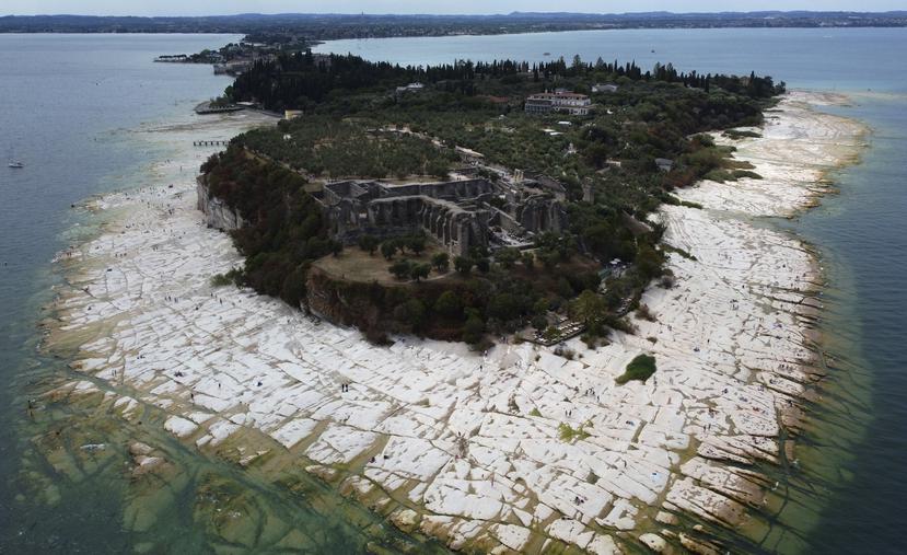 Vista de la península de Sirmione, sobre el lago Garda, Italia, 12 de agosto de 2022. El nivel del agua en el lago Garda ha bajado críticamente debido a una aguda sequía.