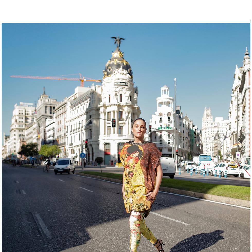 La modelo Ann La Place con una creación de la primavera 2020 de Eddie Guerrero frente al Palacio de Cibeles en España
