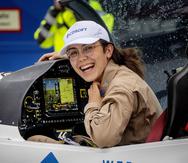 La piloto británicoblega Zara Rutherford sonríe tras aterrizar con su avión ultraligero Shark en el aeropuerto de Egelsbach en Fráncfort, Alemania.