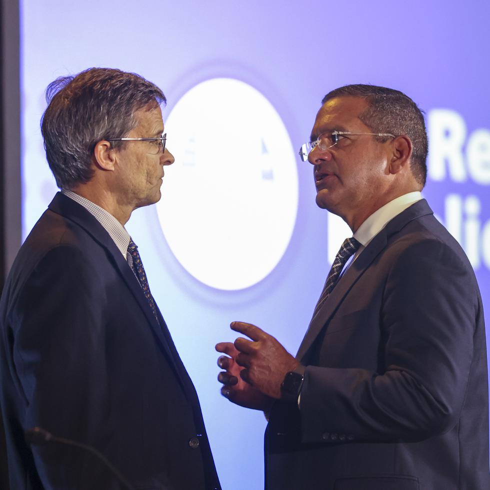 Pedro Pierluisi, derecha y el presidente de la Junta de Supervisión Fiscal, David Skeel.