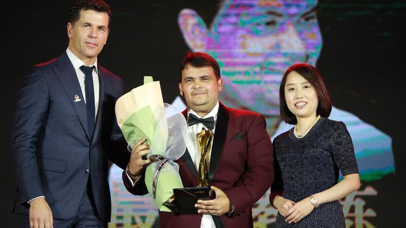 Bladimir Díaz recibió el premio en China. (Suministrada / Federación Internacional de Tenis de Mesa)