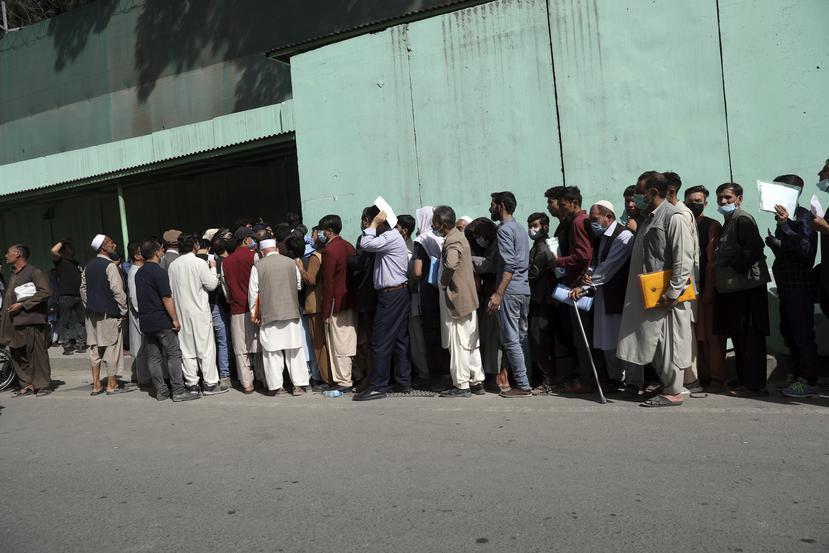 Afganos esperan en una larga fila para obtener una visa frente a la embajada de Irán, el domingo 15 de agosto de 2021, en Kabul, Afganistán.