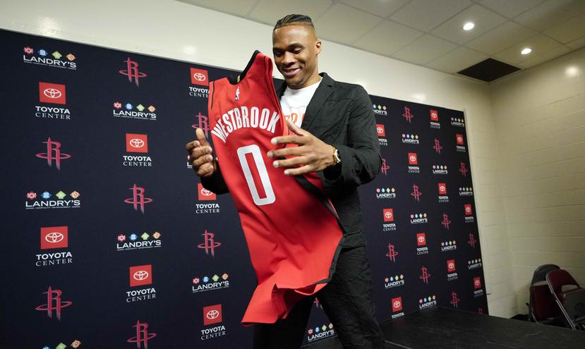 Russell Westbrook sostiene su nueva camiseta de los Rockets. (AP)