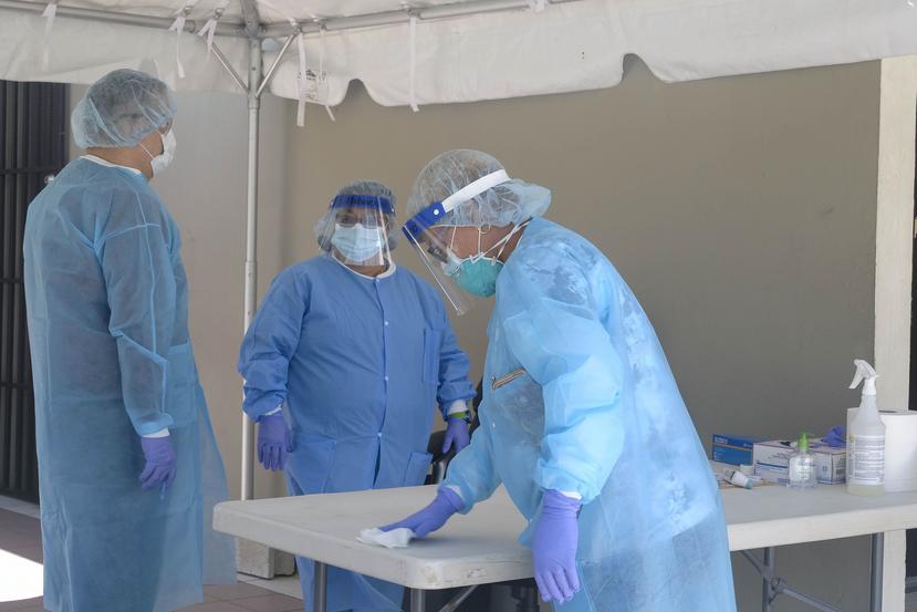 Voluntarios de equipo médico trabajan en un laboratorio móvil para realizar pruebas de COVID-19. (GFR Media)