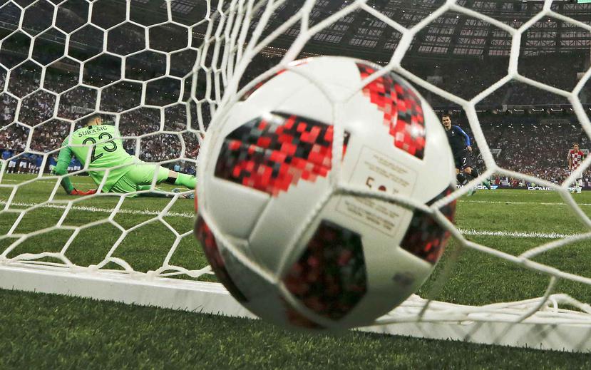 Danijel Subasic falla en detener el disparo de Antoine Griezmann, quien cobró el penal por Francia en la final del Mundial. (AP)