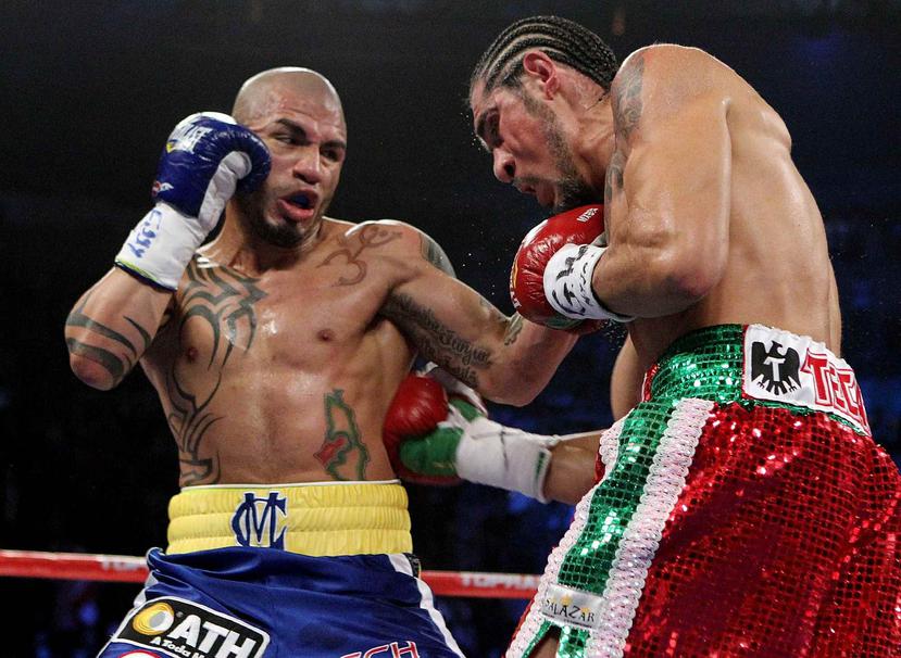 Miguel Cotto (izq) golpea a Antonio Margarito en la segunda de dos peleas entre ambos, en 2011 en Nueva York. (Archivo)