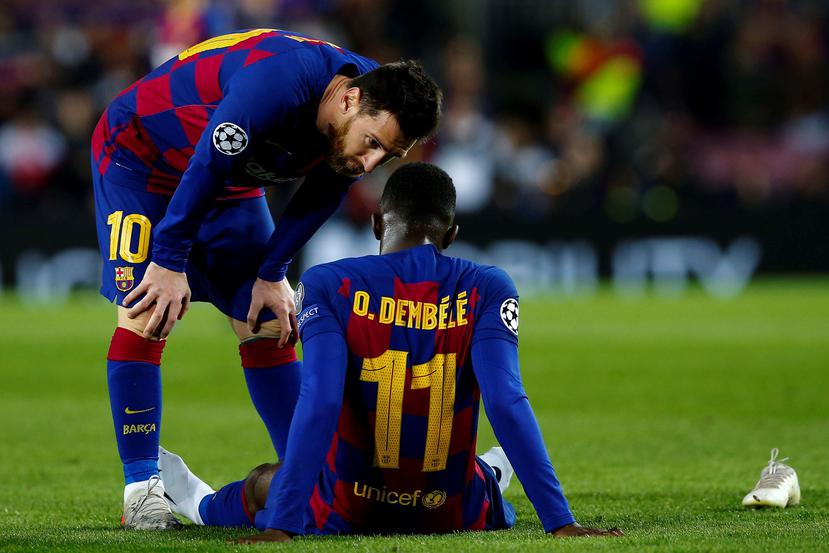 El delantero francés del FC Barcelona, Ousmane Dembélé, conversa con su compañero Leonel Messi. (Agencia EFE)