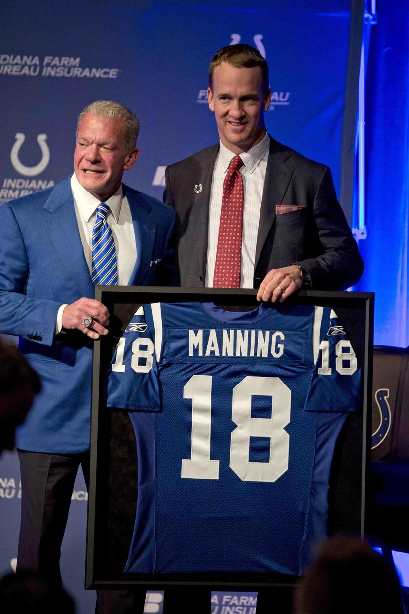 El propietario de los Colts, Jim Irsay (a la izquierda), dijo que el número 18 de Manning será retirado y que el equipo levantará una estatua suya en el Lucas Oil Stadium. (AP)