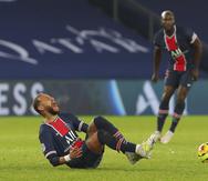 Neymar del Paris Saint-Germain cae al piso lesionado en el encuentro ante el Lyon el domingo 13 de diciembre del 2020.