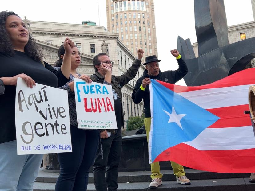 Boricuas de Nueva York protestaron el lunes frente a la oficina de la región 2 de FEMA.