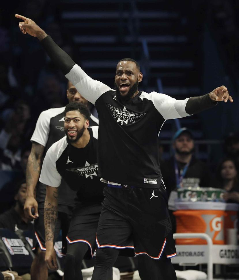 LeBron James celebra luego que su equipo marcó un canasto durante el Juego de Estrellas de la NBA. (AP / Chuck Burton)