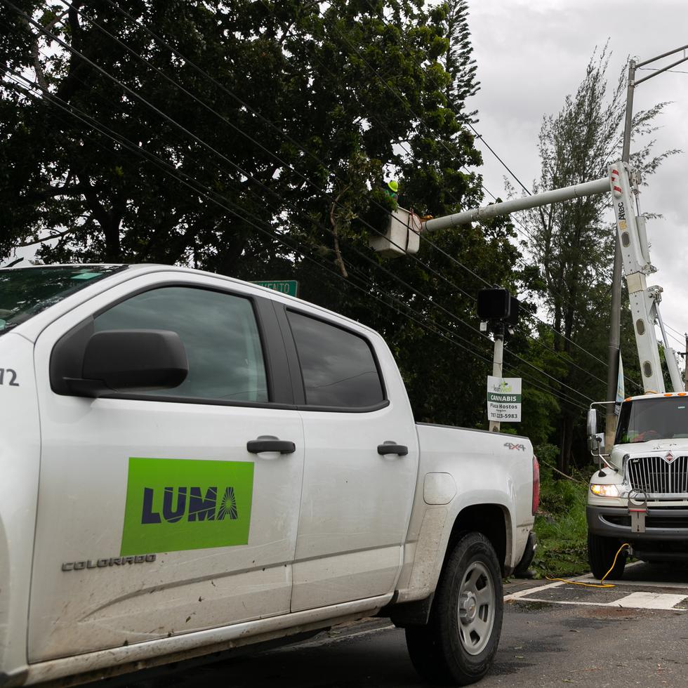 Foto de archivo muestra a empleados y subcontratados de LUMA Energy mientras realizan trabajos de desganche tras el paso del huracán Fiona.