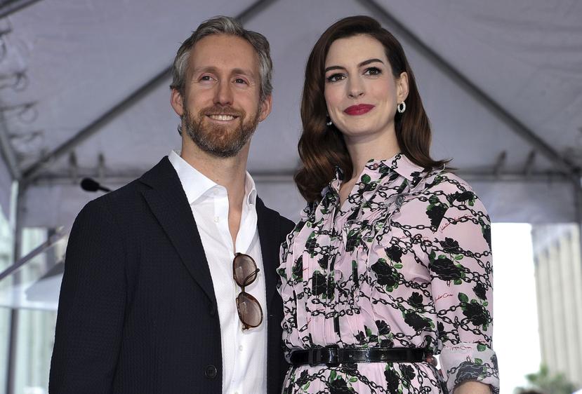 Anne Hathaway junto a su esposo Adam Shulman. (AP)