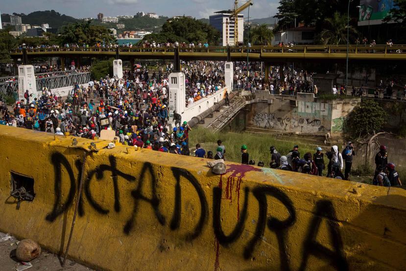 Venezuela afronta desde hace dos meses protestas convocadas tanto por el Gobierno como por la oposición, algunas de las cuales han desembocado en hechos de violencia que dejan al menos 59 muertos, según cifras de la Fiscalía. (EFE / Miguel Gutiérrez)
