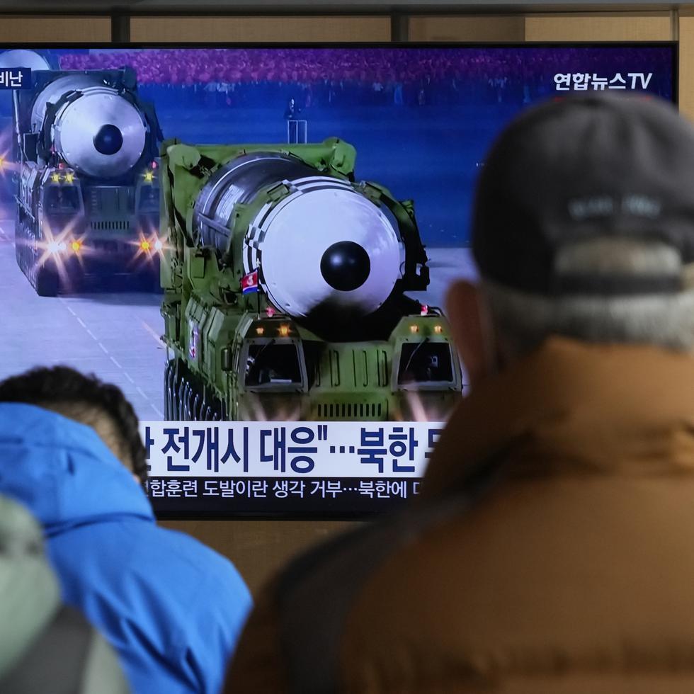 Una pantalla de televisión muestra una imagen de archivo de misiles norcoreanos en un desfile militar durante un programa de noticias en la estación de tren de Seúl en Seúl, Corea del Sur.