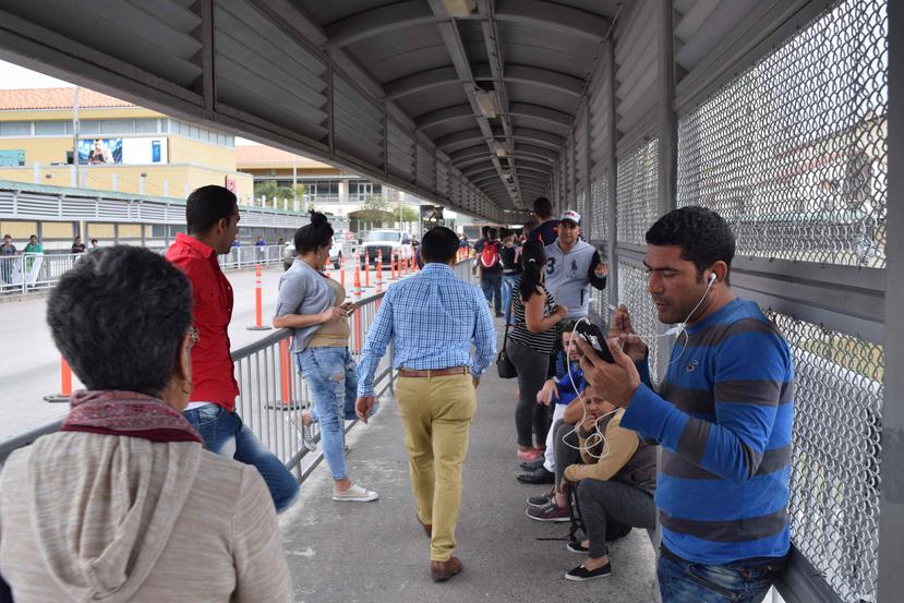 Cubanos bloqueados en la frontera entre México y Estados Unidos. (Agencia EFE)