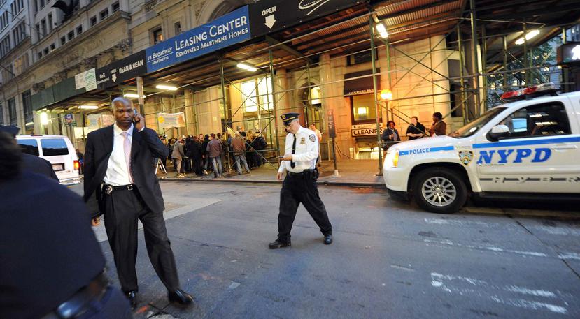 Imagen de un agente y una patrulla de la Policía de Nueva York (NYPD, en inglés). (EFE)