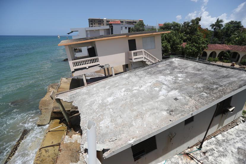 A lo largo de la costa de Rincón, sobresalen las estructuras colapsadas debido al aumento en el nivel del mar.