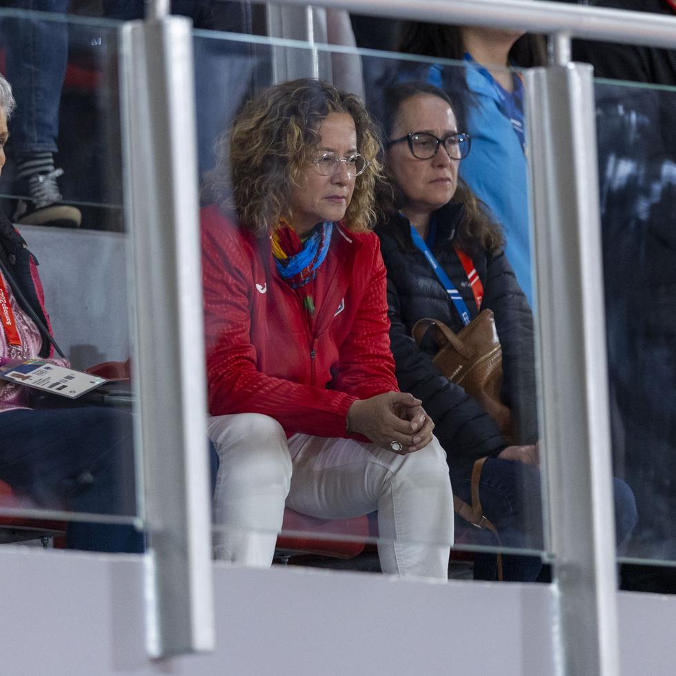 Sara Rosario (al centro) estuvo presente en la audiencia del TAS sobre el caso que llevó la Federación Puertorriqueña de Fútbol.