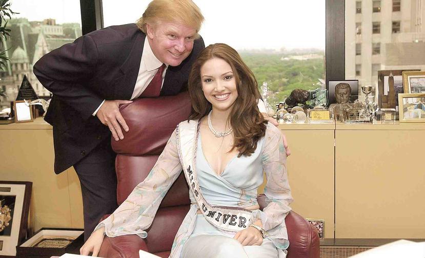 Trump junto a la Miss Universe 2001, la puertorriqueña Denise Quiñones. (Archivo)