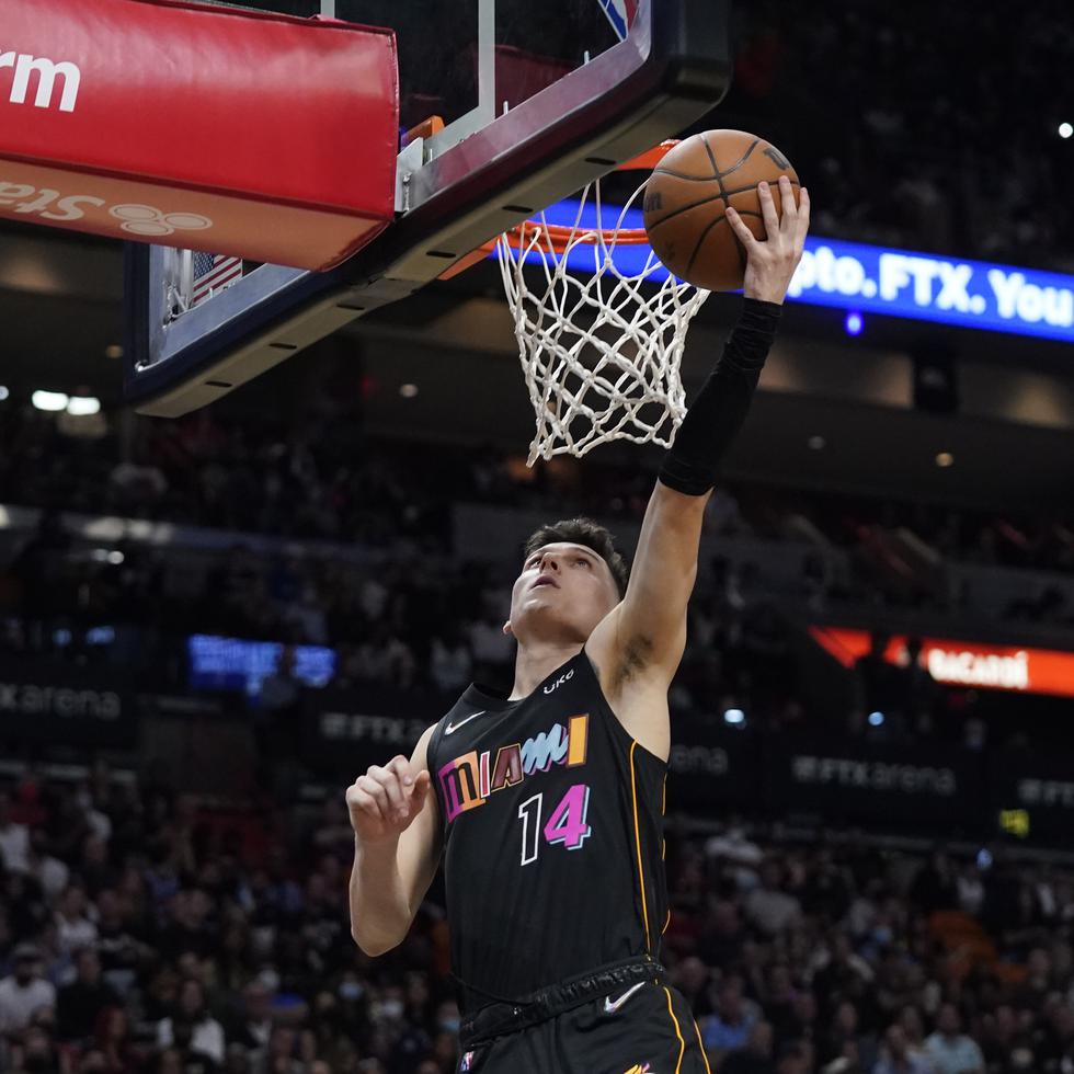 Tyler Herro, del Heat de Miami, se apresta a anotar dos puntos durante el choque del sábado entre Miami y los Nets de Brooklyn.