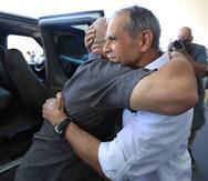 El ex prisionero político Oscar López Rivera recibe un abrazo de Félix Rosa a su llegada a Chicago.