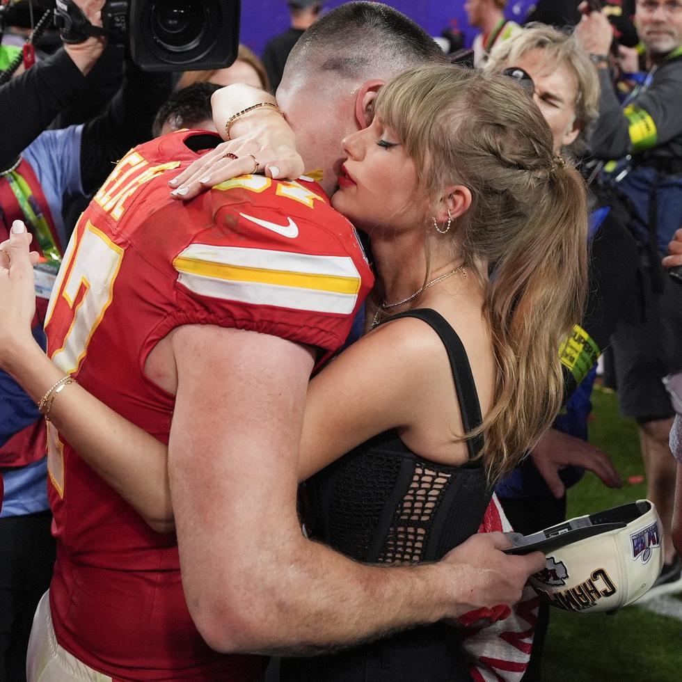 Una de las imágenes de la noche fue el largo abrazo de Swift y Kelce tras el triunfo de Kansas City.