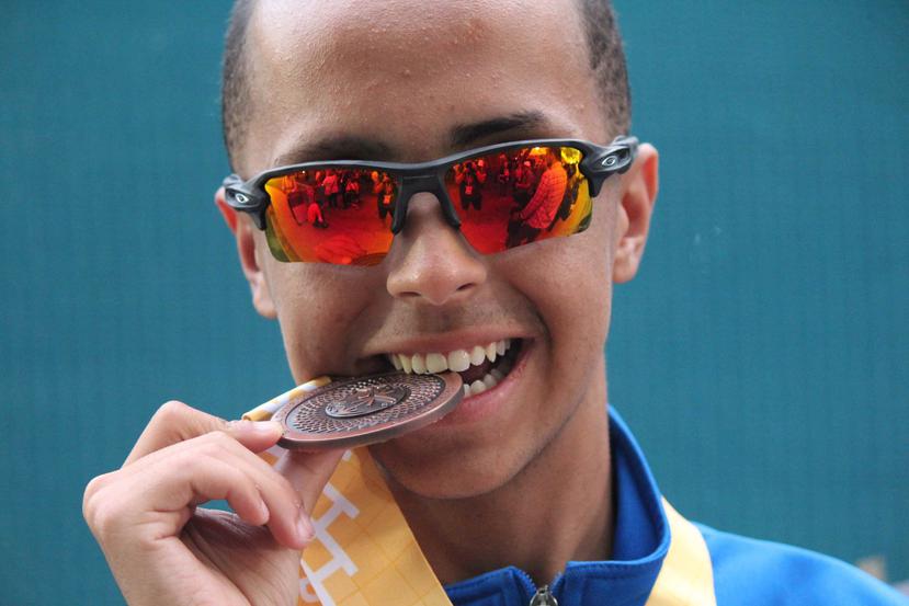 Fernando Serrano conquistó la primera medalla de oro para el escuadrón de atletismo en el evento de 200 metros. (Suministrada)