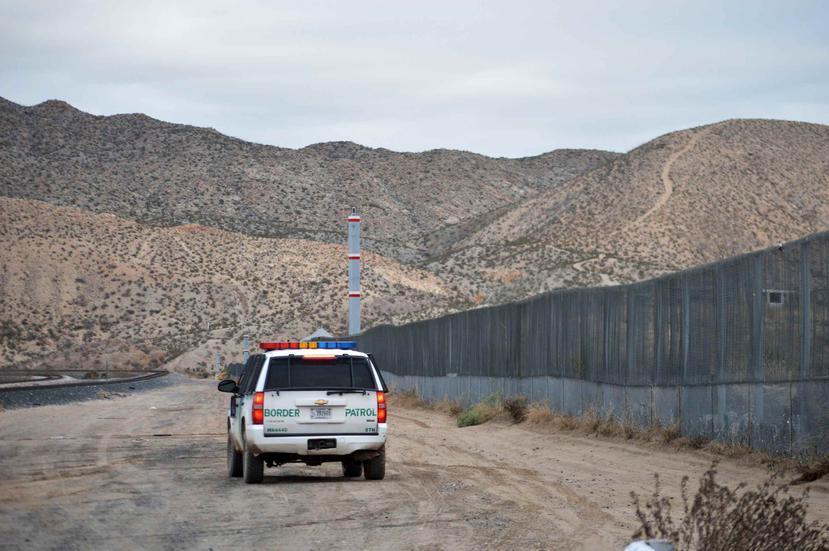 Un agente en la frontera entre Estados Unidos y México. (AP)