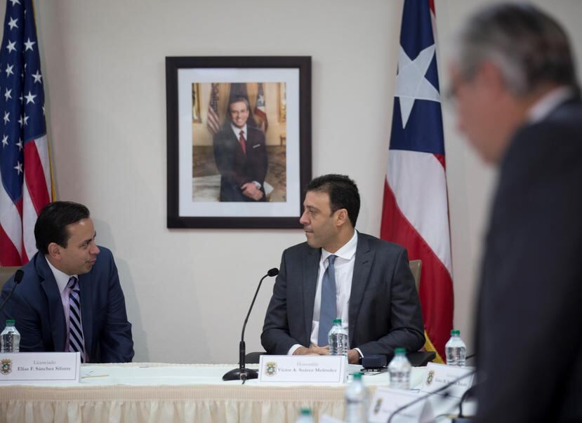 William Villafañe y Víctor Suárez, presidentes de los comités de transición entrante y saliente, dialogan durante la vista de ayer.
