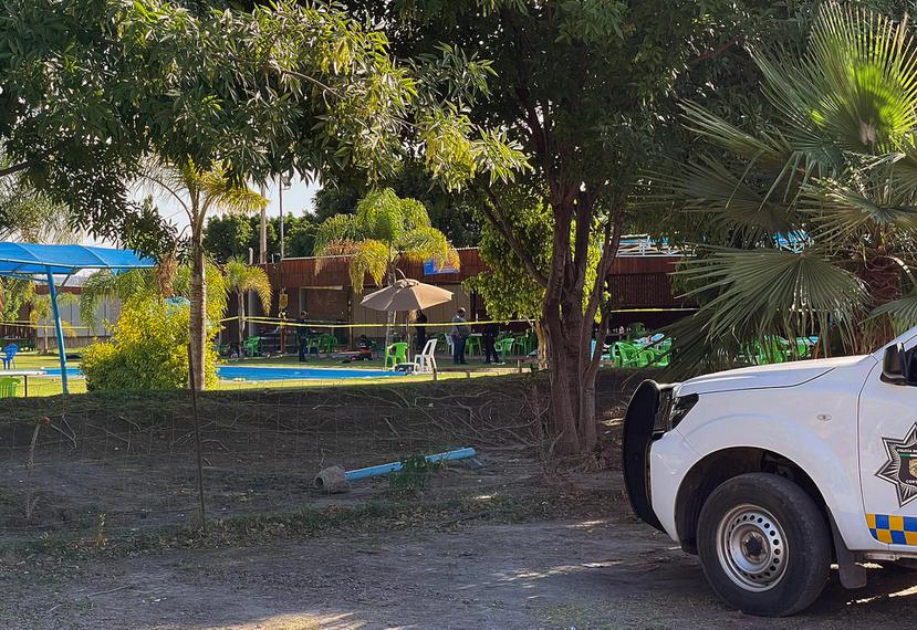 Agentes periciales inspeccionan una escena del crimen donde fueron asesinadas siete personas hoy, en un balneario del municipio de Cortazar, en Guanajuato.