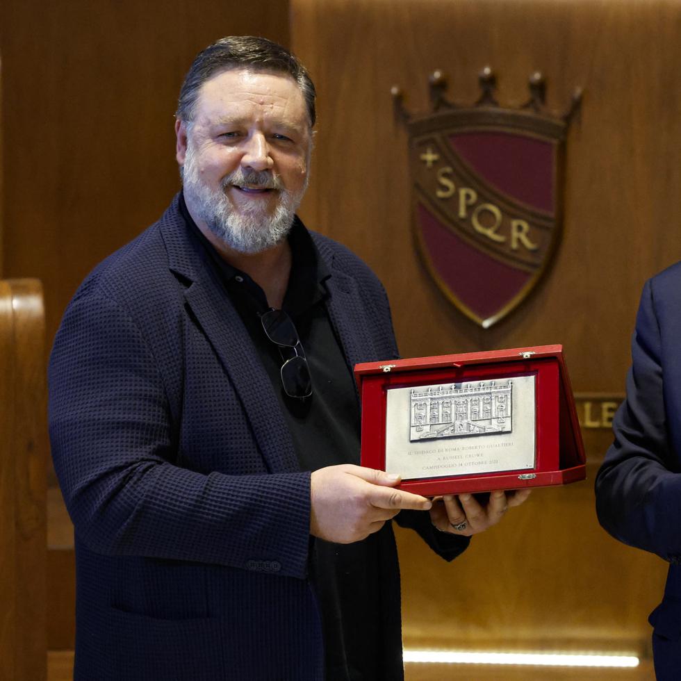 El actor Russell Crowe (izq) recibe un regalo del alcalde de Roma, Roberto Gualtieri, mientras se reúnen en el Campidoglio durante un evento paralelo al 17º Festival Internacional de Cine de Roma.