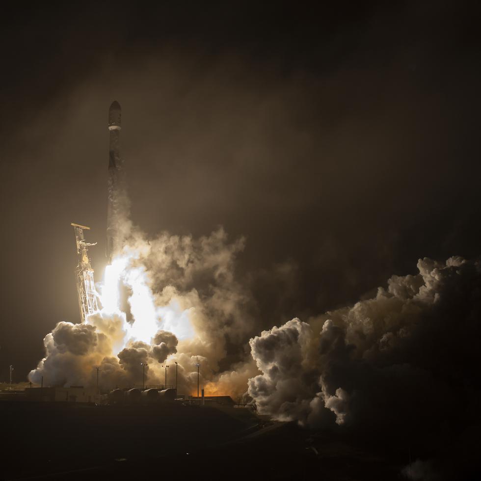 El cohete SpaceX Falcon 9 despega con la Doble Prueba de Redirección de Asteroide (DART), nave espacial a bordo, el martes 23 de noviembre de 2021, desde el Complejo de Lanzamiento Espacial 4E en la Base de la Fuerza Espacial Vandenberg en California.