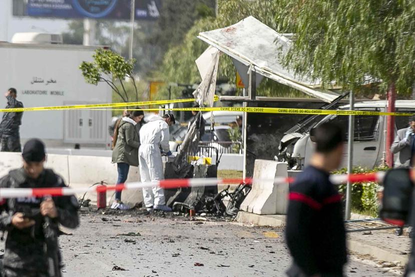Forenses trabajan en el sitio de una explosión cerca de la embajada estadounidense en Túnez, viernes 6 de marzo de 2020. En la explosión perpetrada por dos suicidas murió un agente de policía y resultaron heridos otros cuatro. (AP Foto/Riadh Dridi)