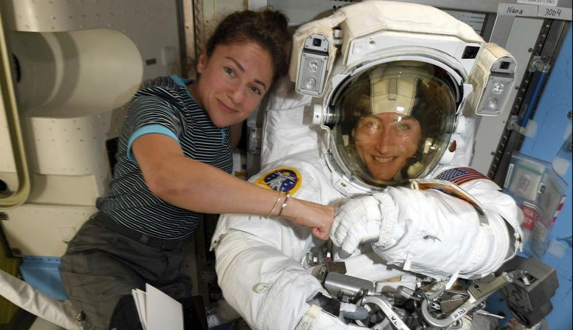 Las astronautas Christina Koch y Jessica Meir en una foto del 4 de octubre del 2019 (AP).