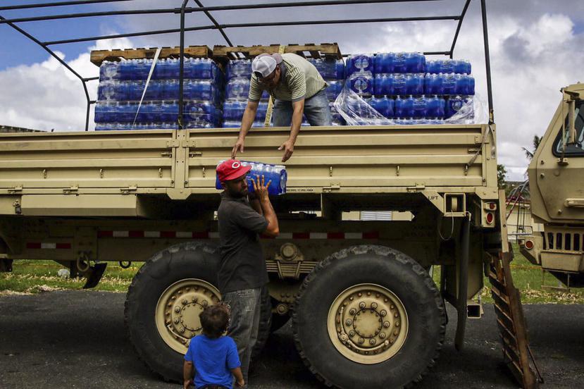 Voluntarios entregando suministros tras el paso del huracán María el año pasado. (GFR Media)
