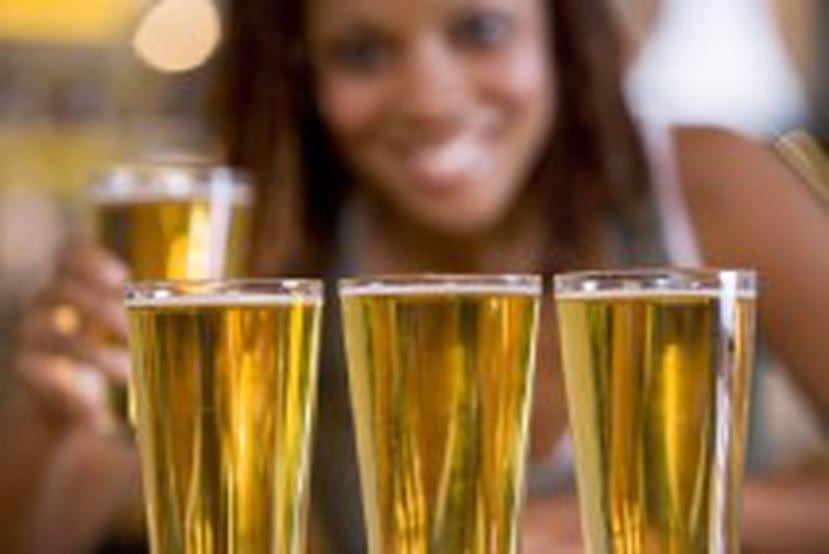 Beber en atracón es un patrón peligroso de consumo de alcohol que se define como tomar cuatro o más bebidas alcohólicas en el caso de las mujeres (o cinco o más bebidas alcohólicas para los hombres) en una ocasión.