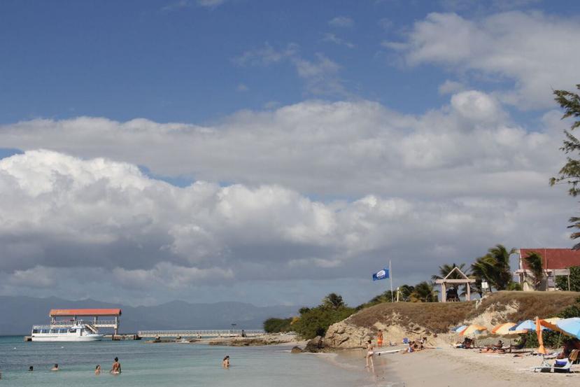 La bandera azul, que ondeaba en la Playa Pelícano, es símbolo inequívoco de la calidad de sus aguas.