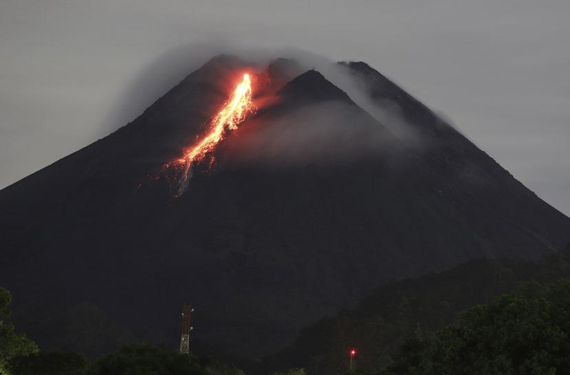 Un río de lava caliente fluye hacia abajo desde el cráter del Monte Merapi mientras continúa su actividad desde que la autoridad geológica local elevó el nivel de alerta del volcán al segundo nivel más alto.