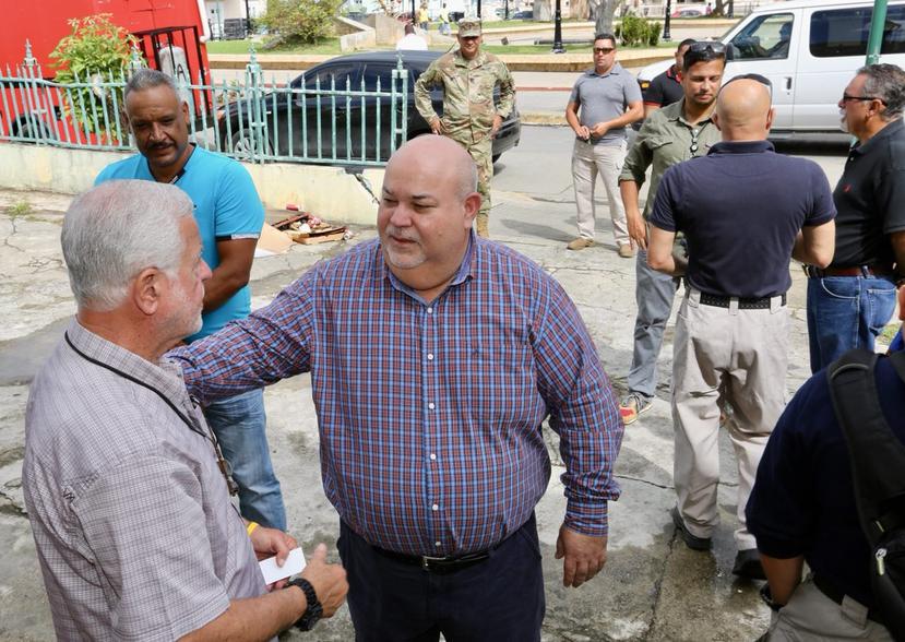 "Johnny" Méndez junto al secretario del Departamento de Seguridad Pública, Héctor Pesquera. (Suministrada)